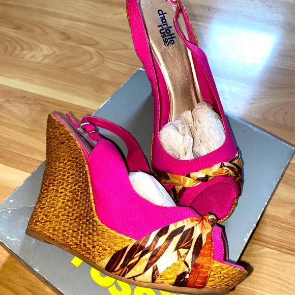 Wedge Heels - Picture 1 of 2